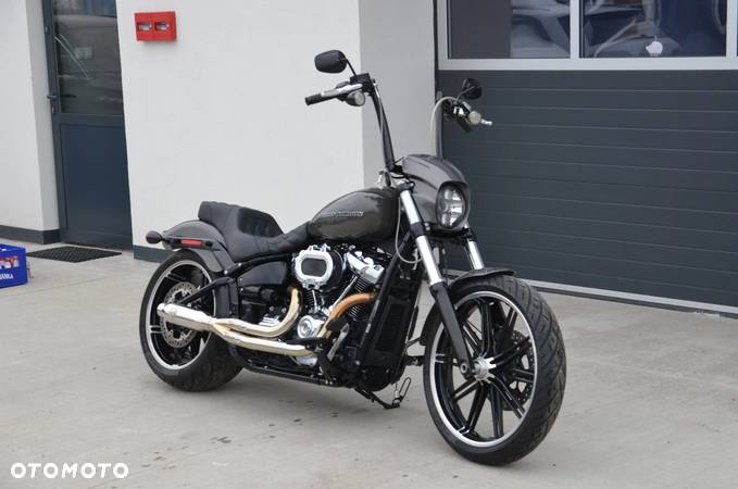 Harley-Davidson Softail Breakout - 19