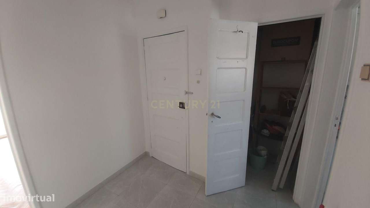 Apartamento T2 em Almada na Av. Nuno Alvares Pereira.-15