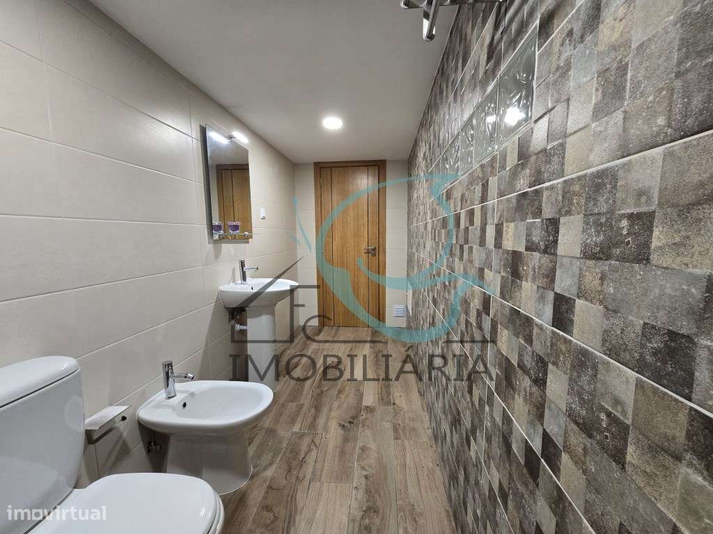 EXCLUSIVO - Excelente moradia de 2 pisos, com licença AL-33