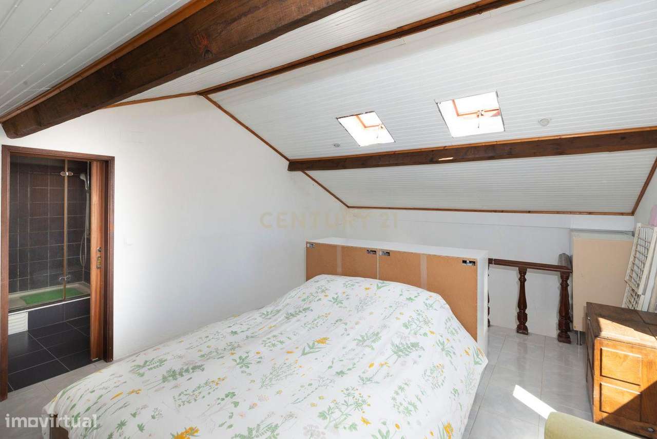 Prédio com dois apartamentos T1 em propriedade horizontal em Almada Ve-8