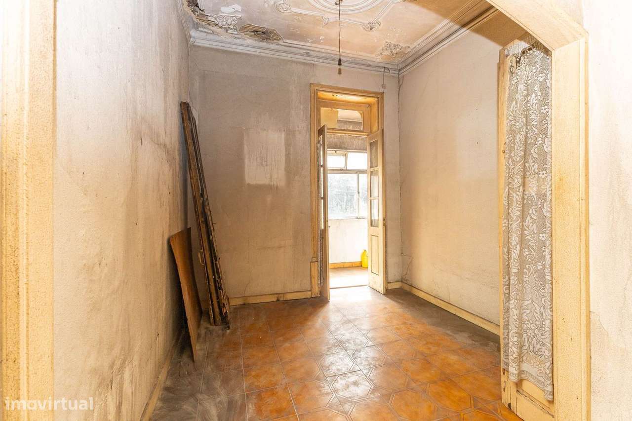 Andar Moradia T4 Duplex para Renovação Total-15