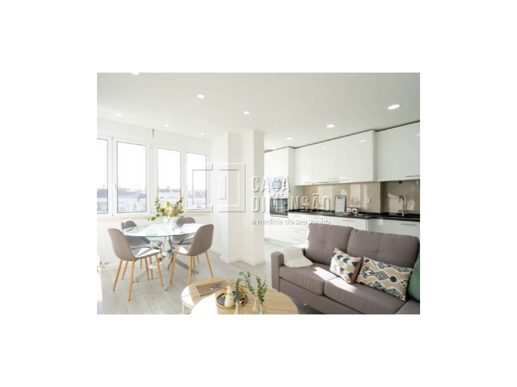 Apartamento de tipologia T2 com varanda, mobilado e equipado em Ben...-0