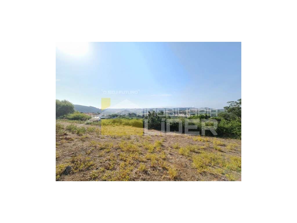 Ruína inserida em terreno urbano com 110m2 +2 parcelas de terreno R...-11