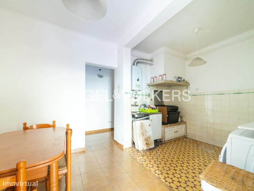 Apartamento para remodelação com estacionamento no Areeiro-5