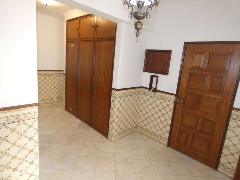 Apartamento T3 com boas áreas na Mina de Agua-Amadora-13