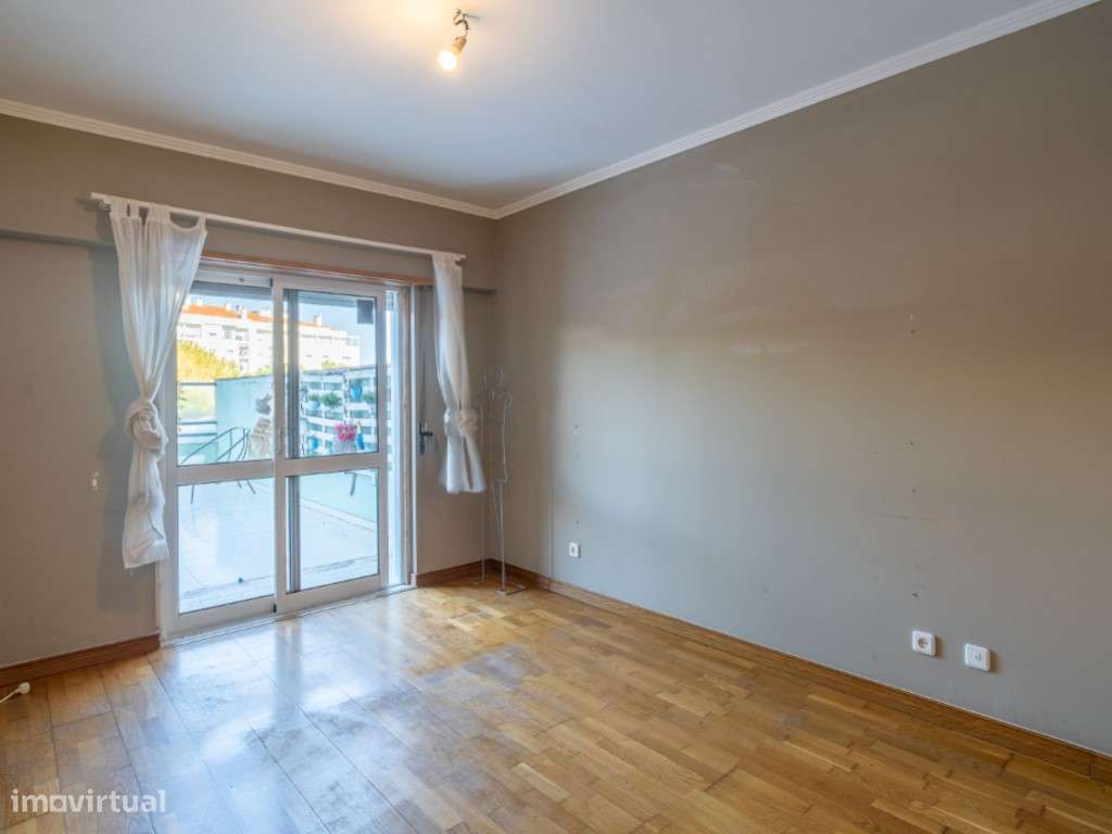 VENDE-SE T3 COM TERRAÇO E GARAGEM EM CARCAVELOS-23