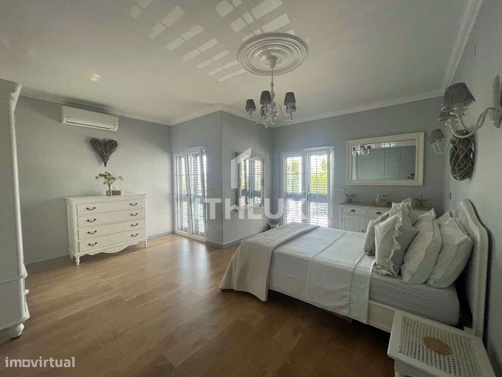 Villa de luxo impecavelmente apresentada com piscina e jardins em Tavi-29