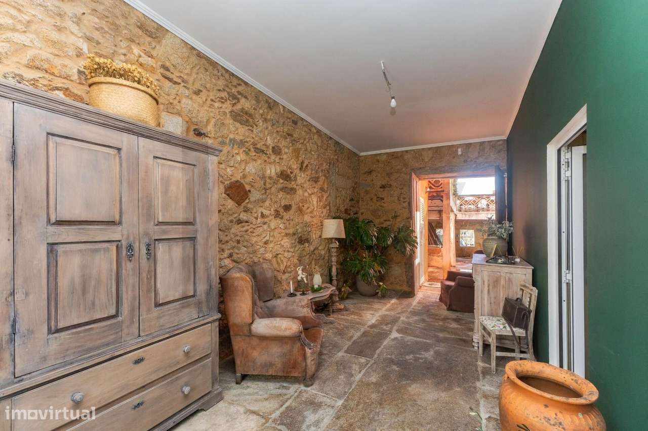 Moradia T4 isolada, renovada com charme histórico ( 1937) ,  T2 + Loja - Grande imagem: 5/46