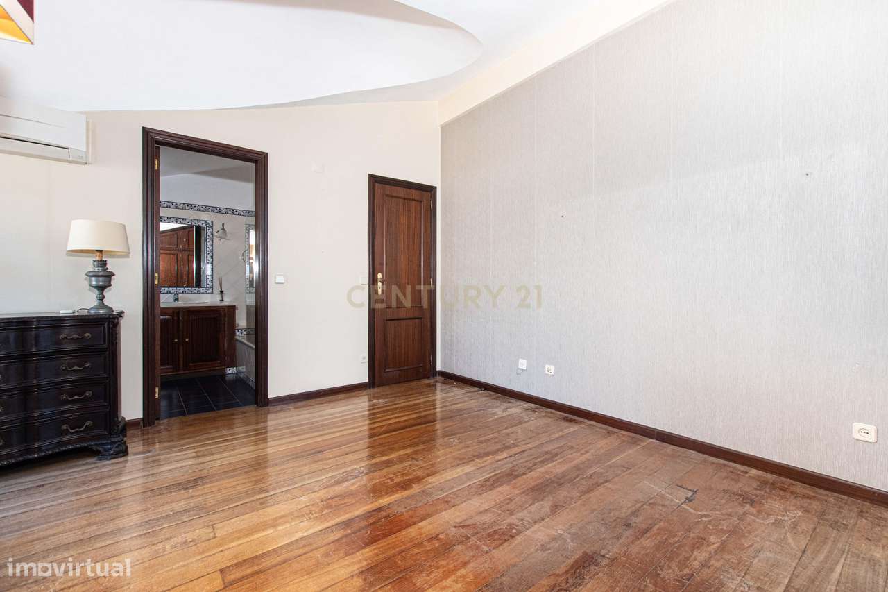 T4 +1 com jardim, piscina e garagem-26