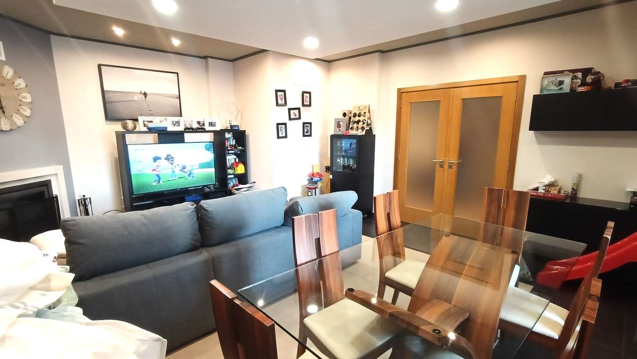 Moradia T3 em banda | 2 pisos e quintal, estimada | área  de 214m2-5