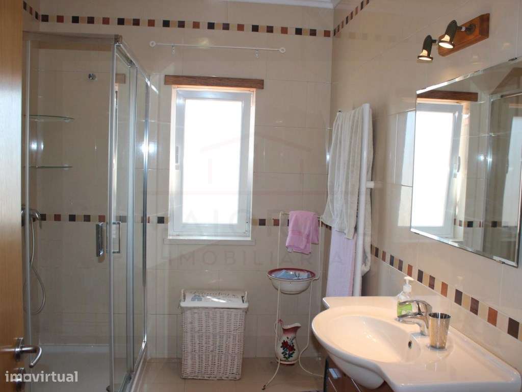 Moradia T5 com grandes áreas em zona muito tranquila de Rio Maior-44