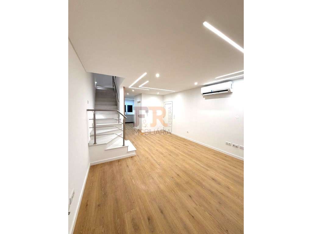 Moradia Geminada Gaveto T3 com Garagem Quinta do Conde-15