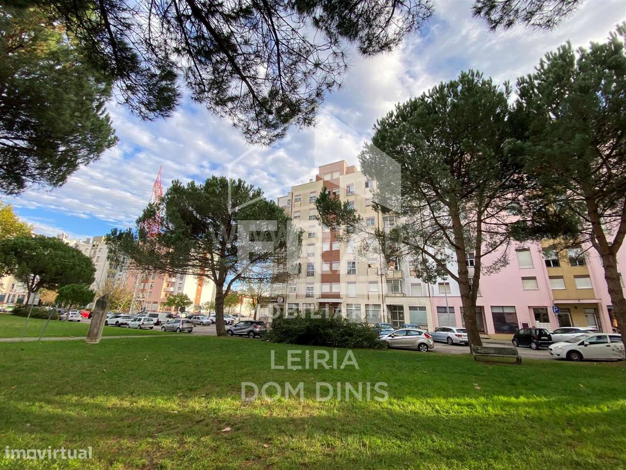 Apartamento T2 com varanda, terraço e garagem em Leiria-0