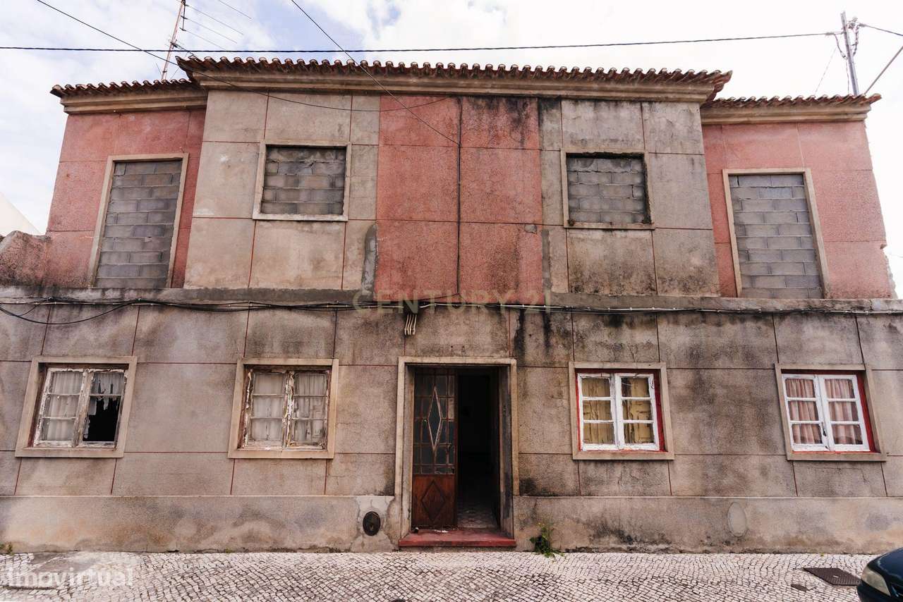 Prédio para remodelação no Entroncamento  junto à estação de comboios - Grande imagem: 2/42