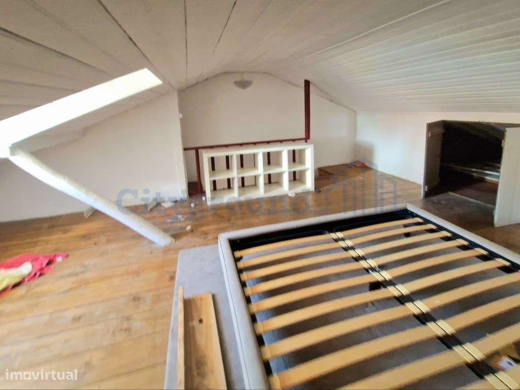 Apartamento T2 Duplex no Príncipe Real para reabilitar a seu gosto-15