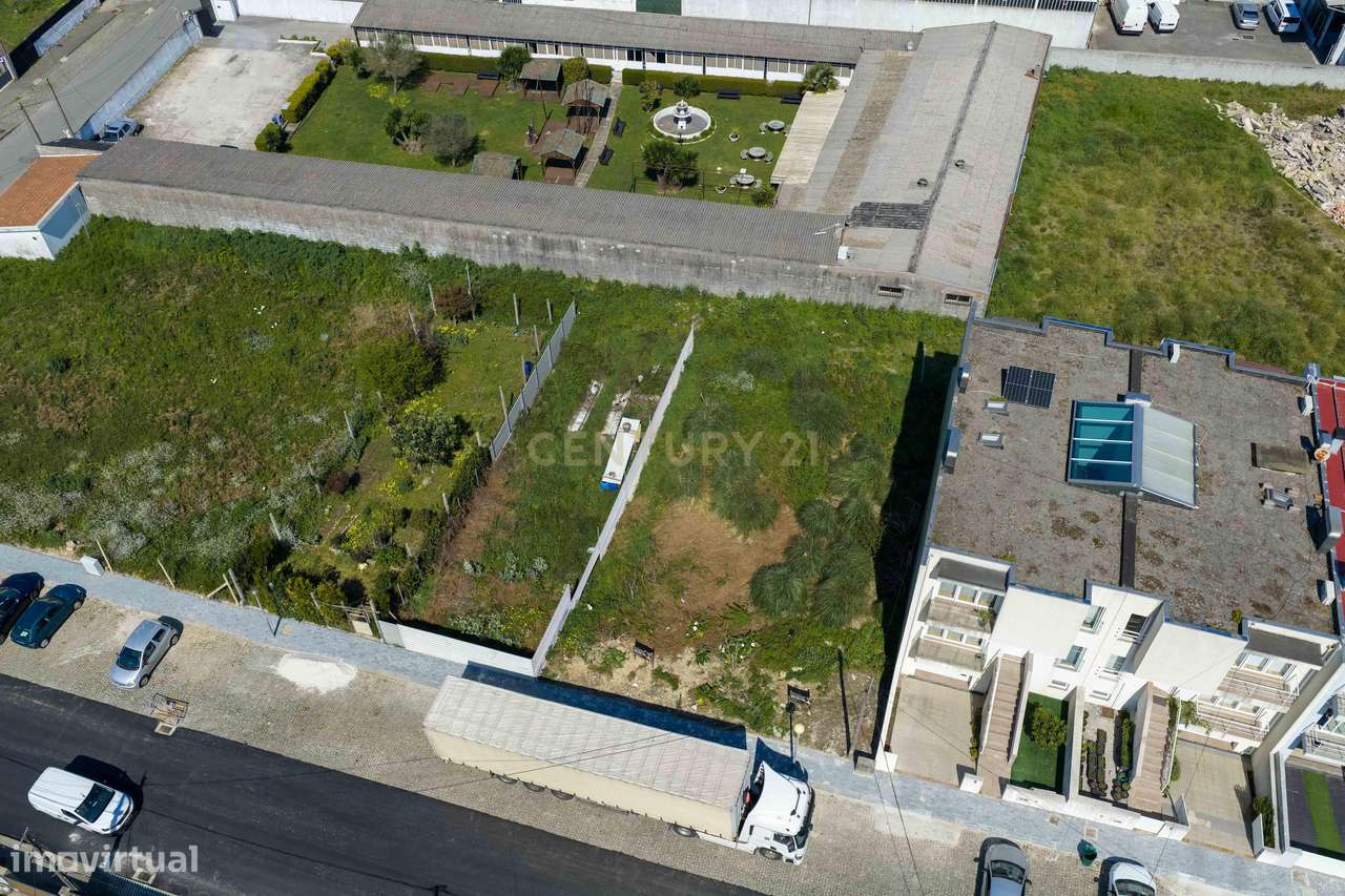 Terreno urbano | Construção habitação geminada em banda-10
