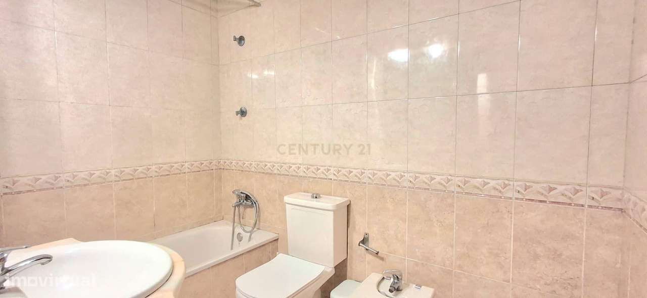 Apartamento T3 na Rua Tomás Alcaide-22