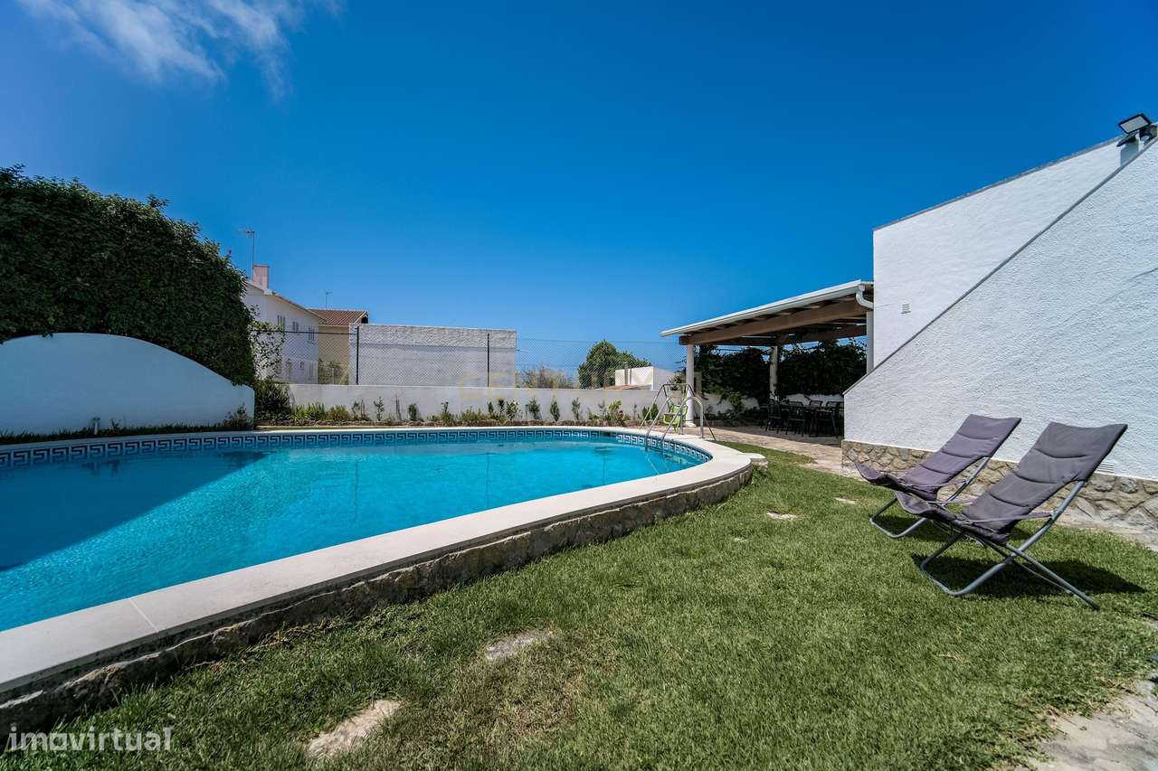 Moradia T5 renovada com piscina, perto da Ericeira.-11
