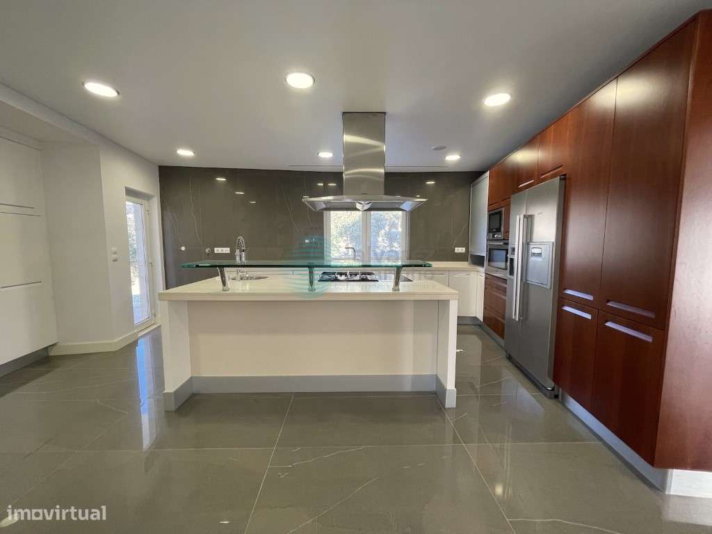 Moradia V4 com piscina em Belas - Grande imagem: 4/51