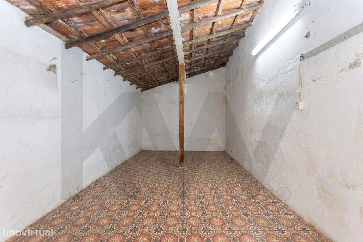 Moradia T2  com Garagem  e anexos inserida num lote de 1500 m2 de ter-38