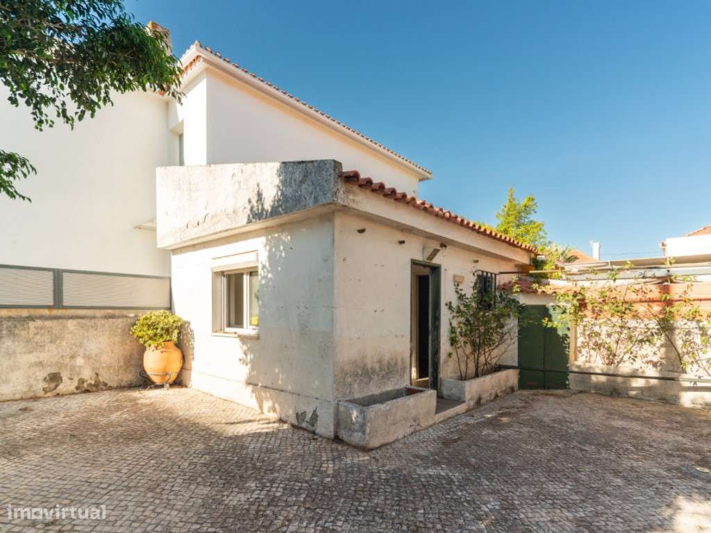 Moradia geminada de esquina em Caselas, com jardim e projecto aprovado-7