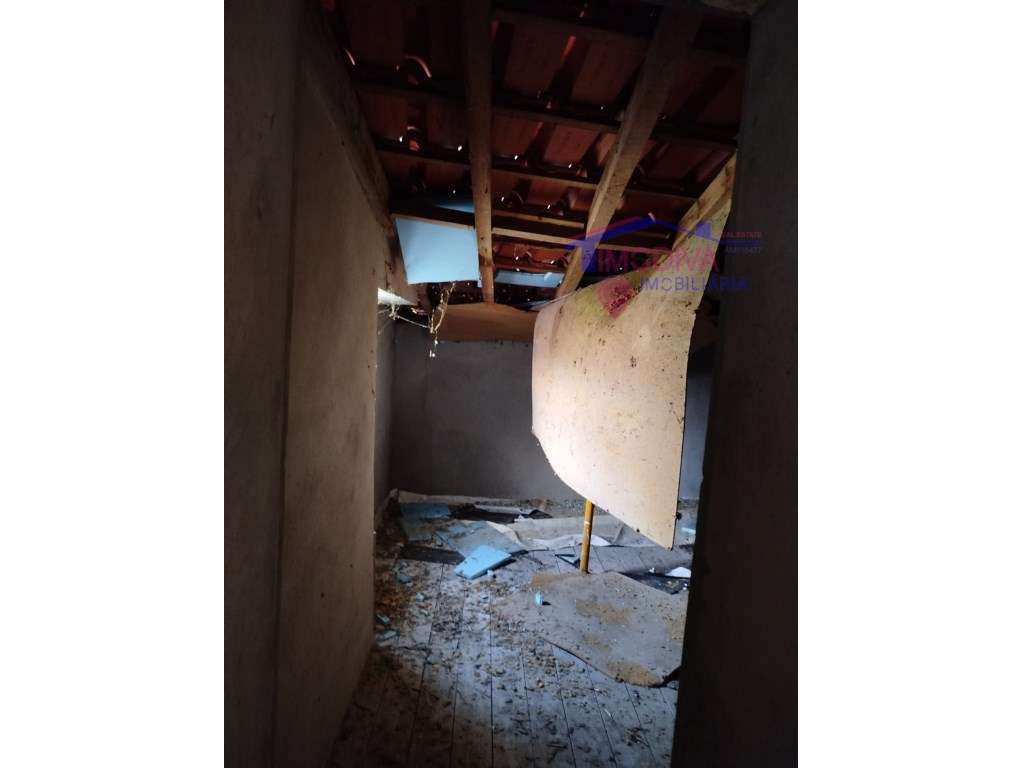 Moradia T2 com arrecadações, garagem e quintal em Constância-23