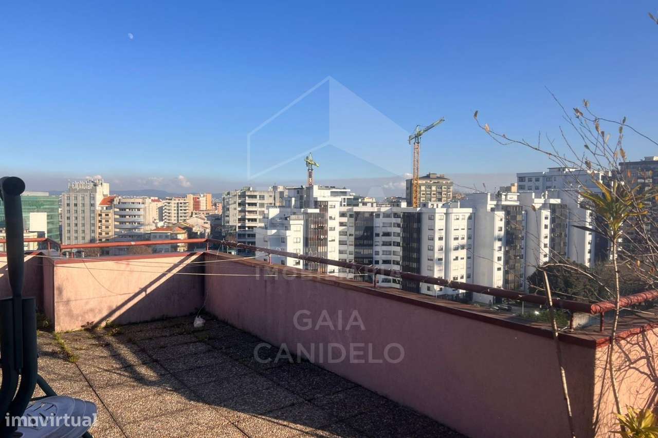 T2 com Enorme Terraço em Localização Privilegiada-9