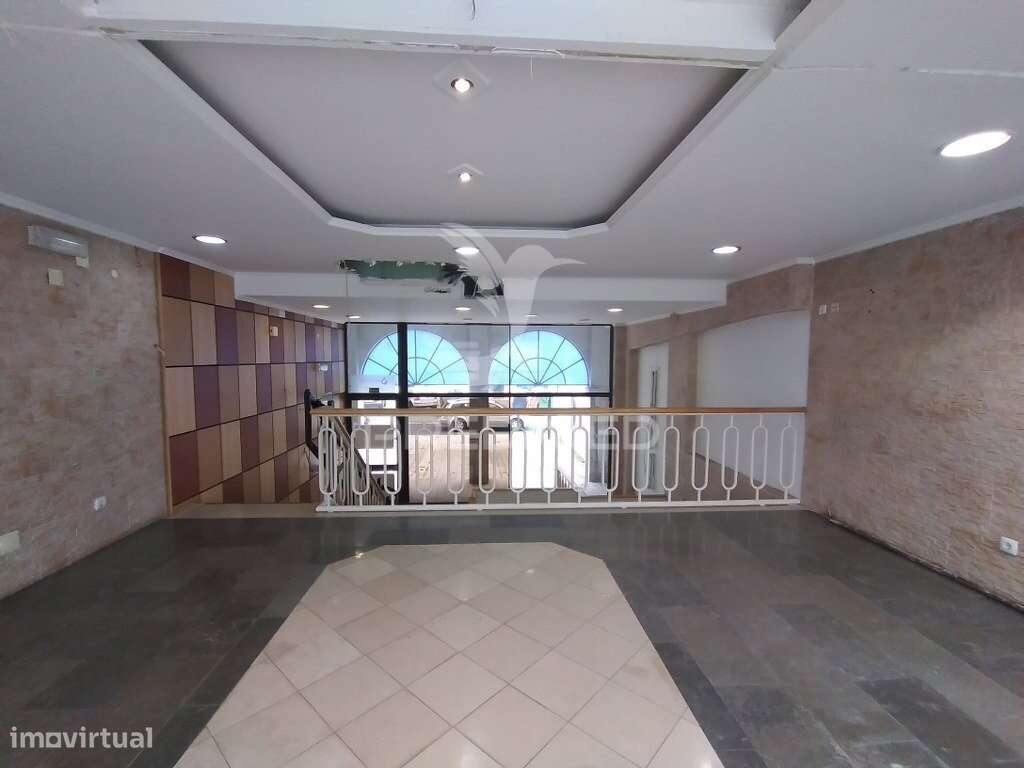 Vende se Loja  com 3 pisos Barreiro-8