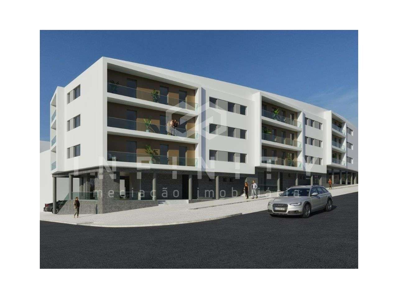 Loja em fase de construção com wc, arrumos e dois estacionamentos - Grande imagem: 2/5