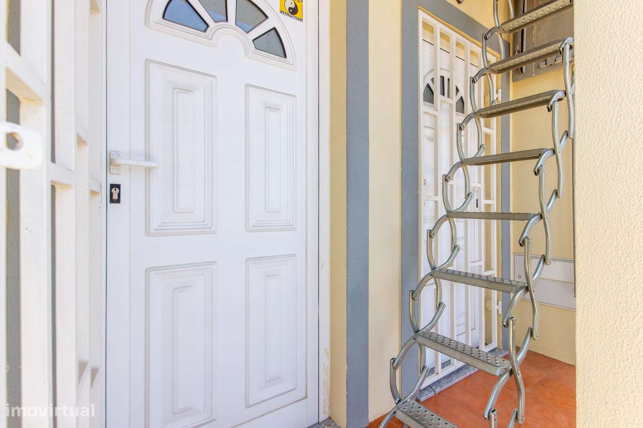 Moradia Bifamiliar com 2 Apartamentos T1 para Habitação e Rendimento-48