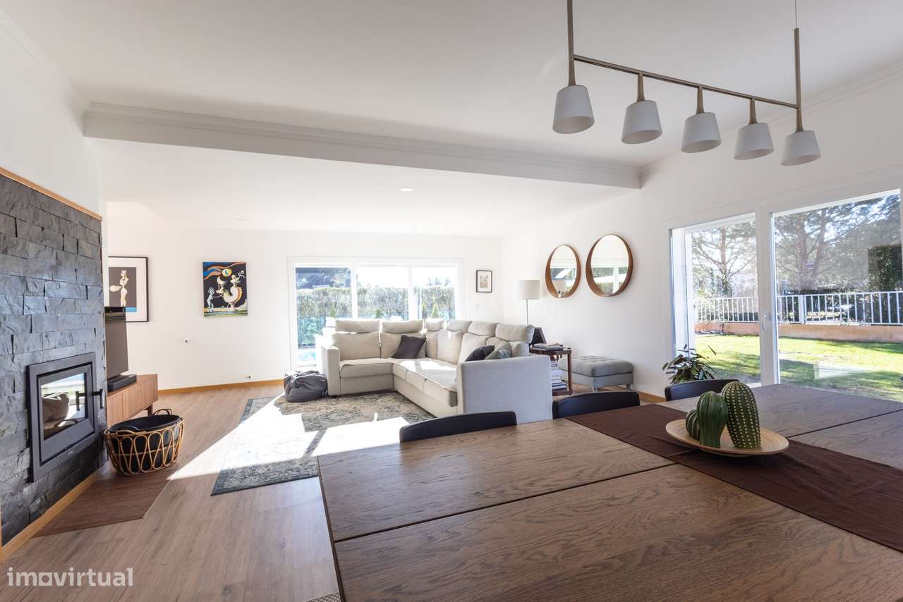 MORADIA T4 218M² EM TERRENO 1.044M² COM PISCINA EM CONDOMÍNIO GOLFE SA-18