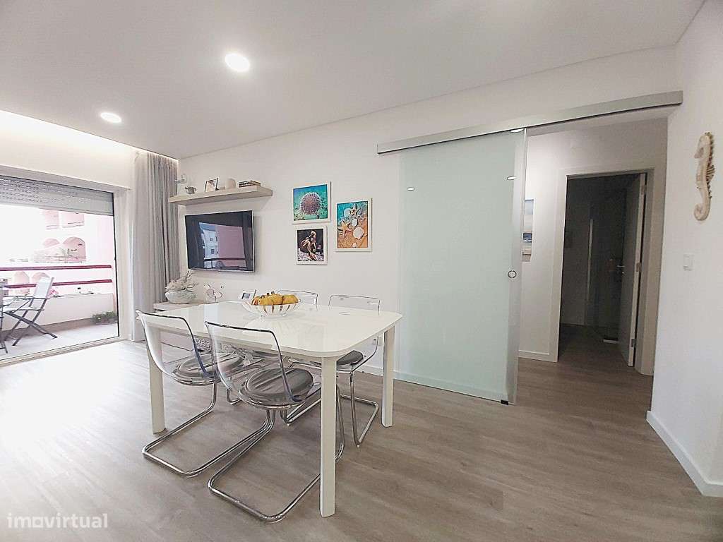 T2 remodelado em condomínio com piscina e campo de ténis-47