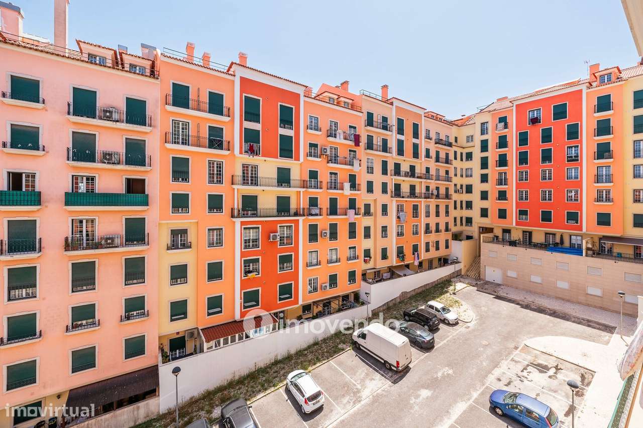 Apartamento T2, com estacionamento e cozinha equipada, na Amadora-26