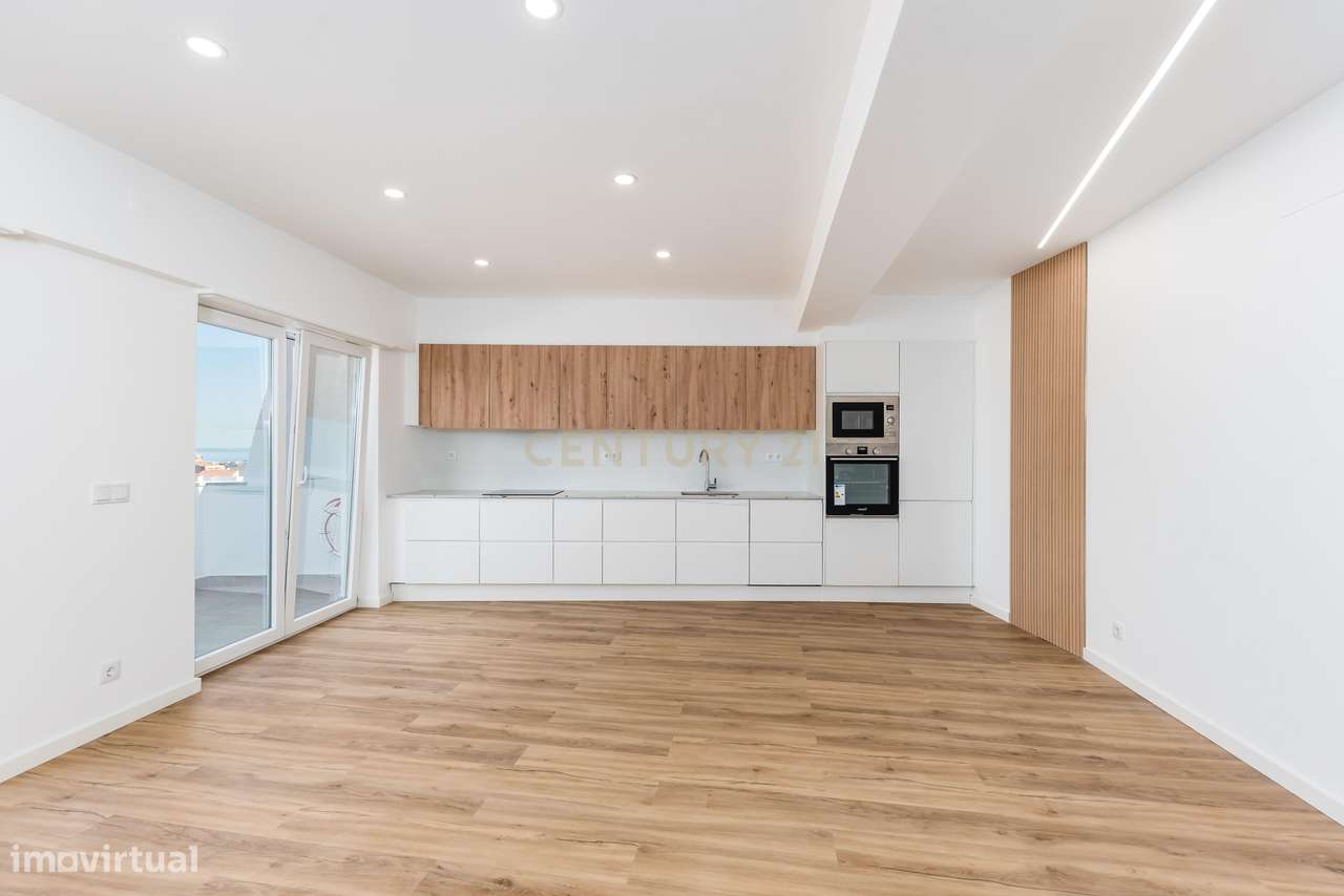 T2 Totalmente Remodelado com Terraço — Almada Centro. - Grande imagem: 3/33