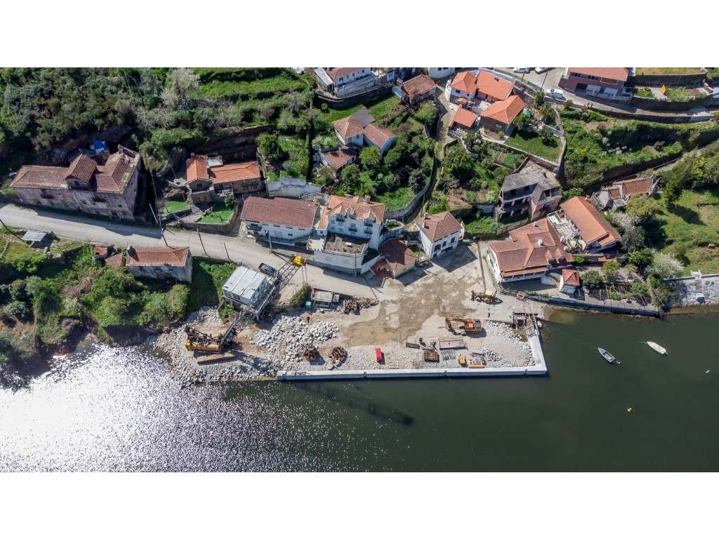 Terreno com 18414m² para construção pavilhões industriais junto à A...-25