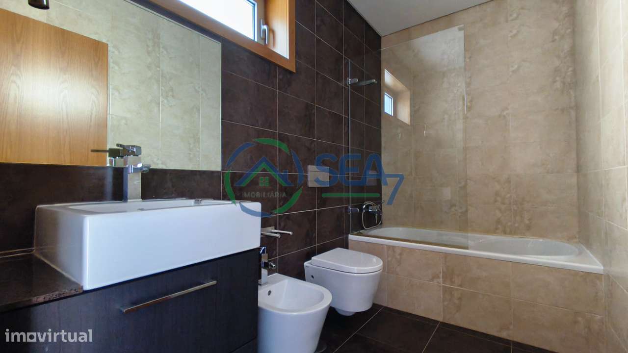 Moradia T6 com grande terreno, Meadela-38