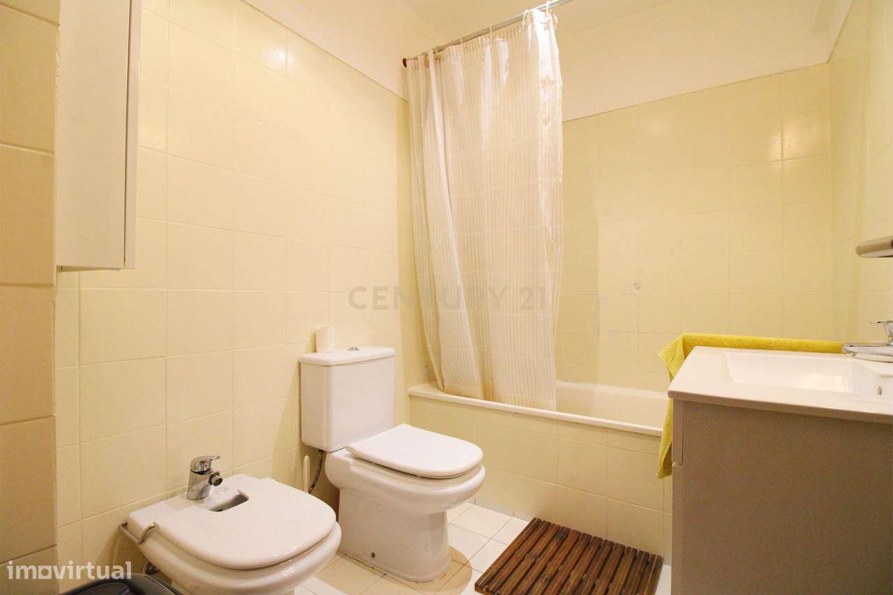 Apartamento T3 com Vista Panorâmica em Almada-27