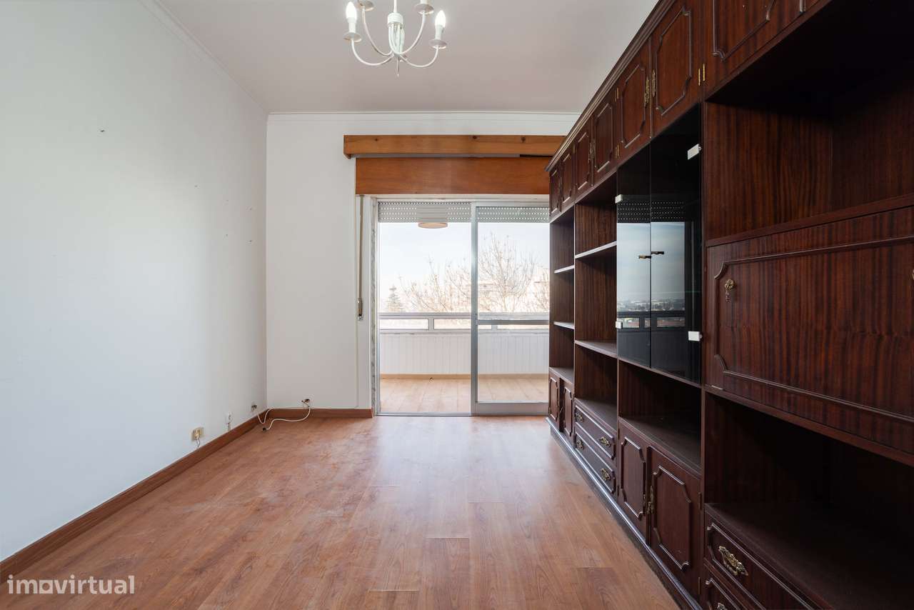 Oeiras, Apartamento T2 – Potencial para Criar e Renovar ao Seu Gosto!-8