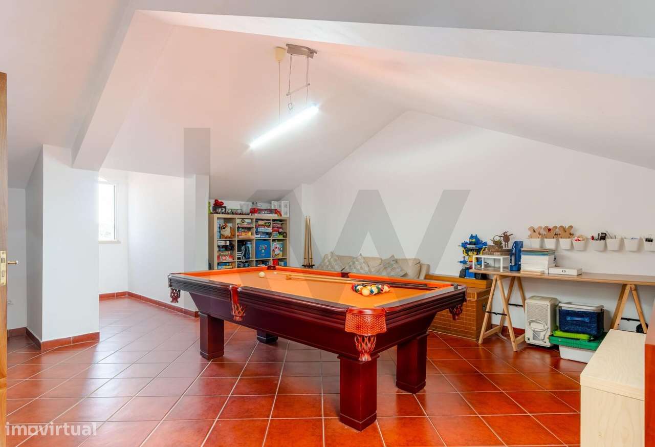 Moradia em Banda T4+1 com Jardim, Garagem e Sótão-43