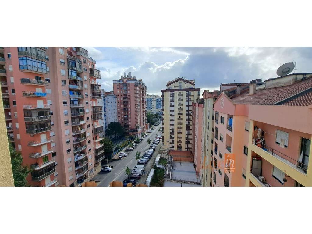 Apartamento T2 Totalmente Remodelado na Tapada das Mercês-19