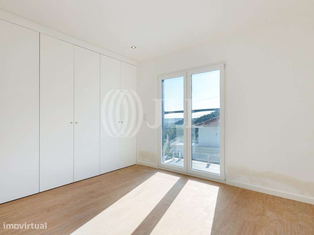 Apartamento T2 com varanda e estacionamento em Loures-5