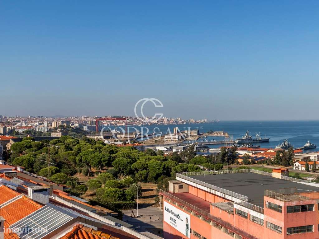 T2 Remodelado em Almada com Vista Rio e Lisboa-17