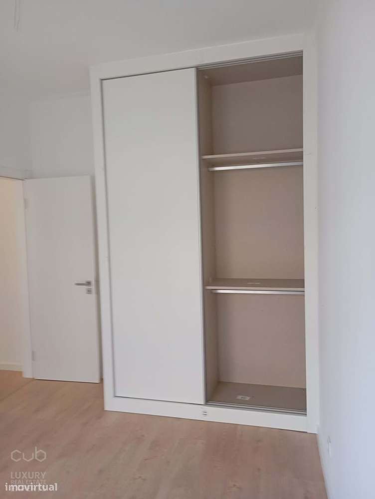 Apartamento T2 Remodelado no Coração de Almada — Elegância, Luz e Cent-9