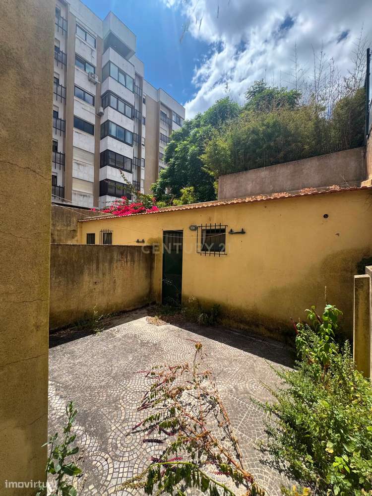 MORADIA PARA OBRAS TOTAIS EM CARNIDE-9