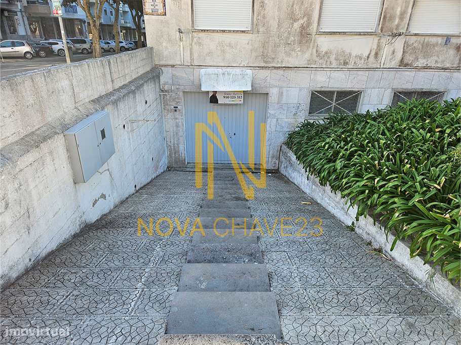 Armazém com 136m2 na Av. de Santa Maria-10