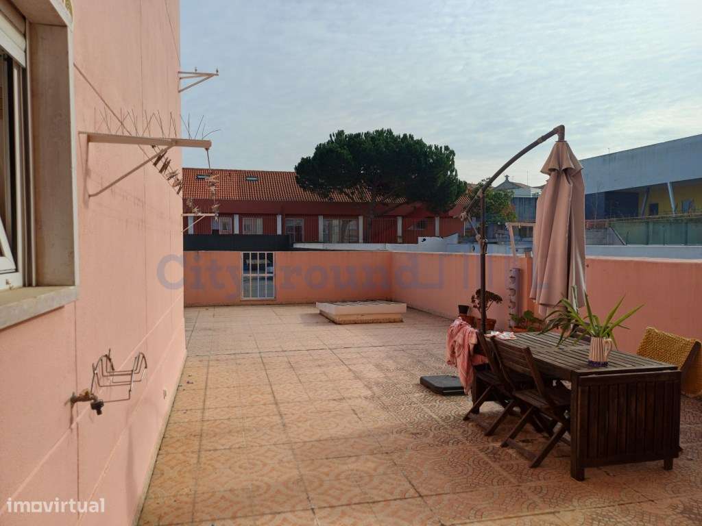 Excelente prédio renovado, de 10 fracções, em Benfica-0