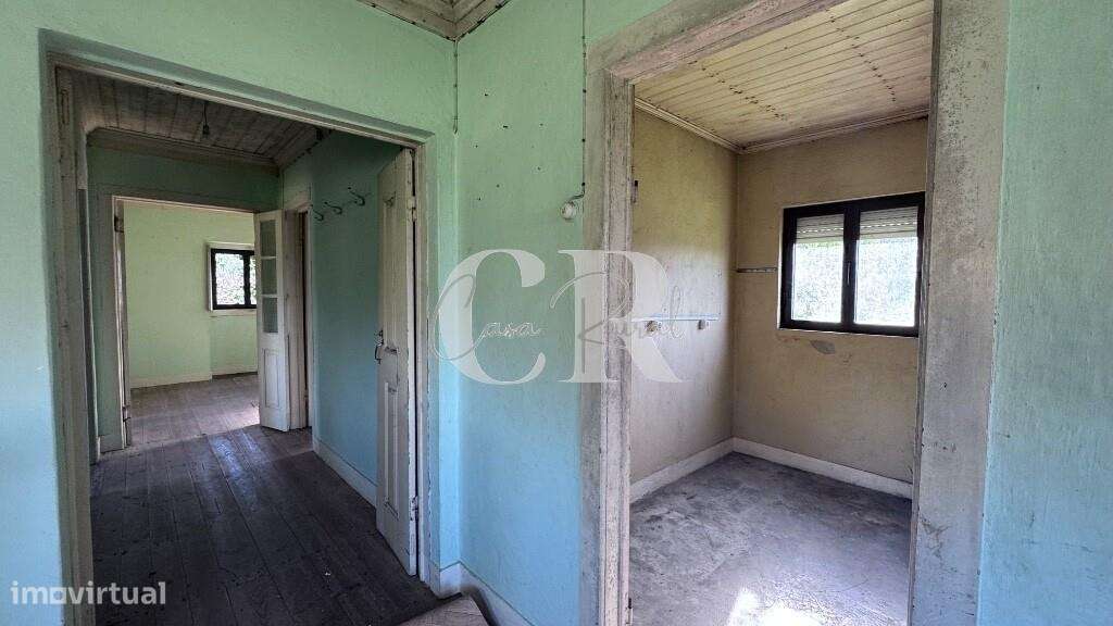 Casa de pedra com terreno e poço-12