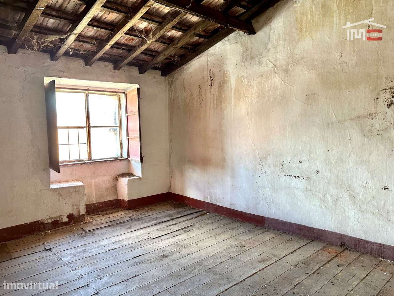 Fantástico Investimento - Moradia com Quintal - Sarilhos Grandes-22