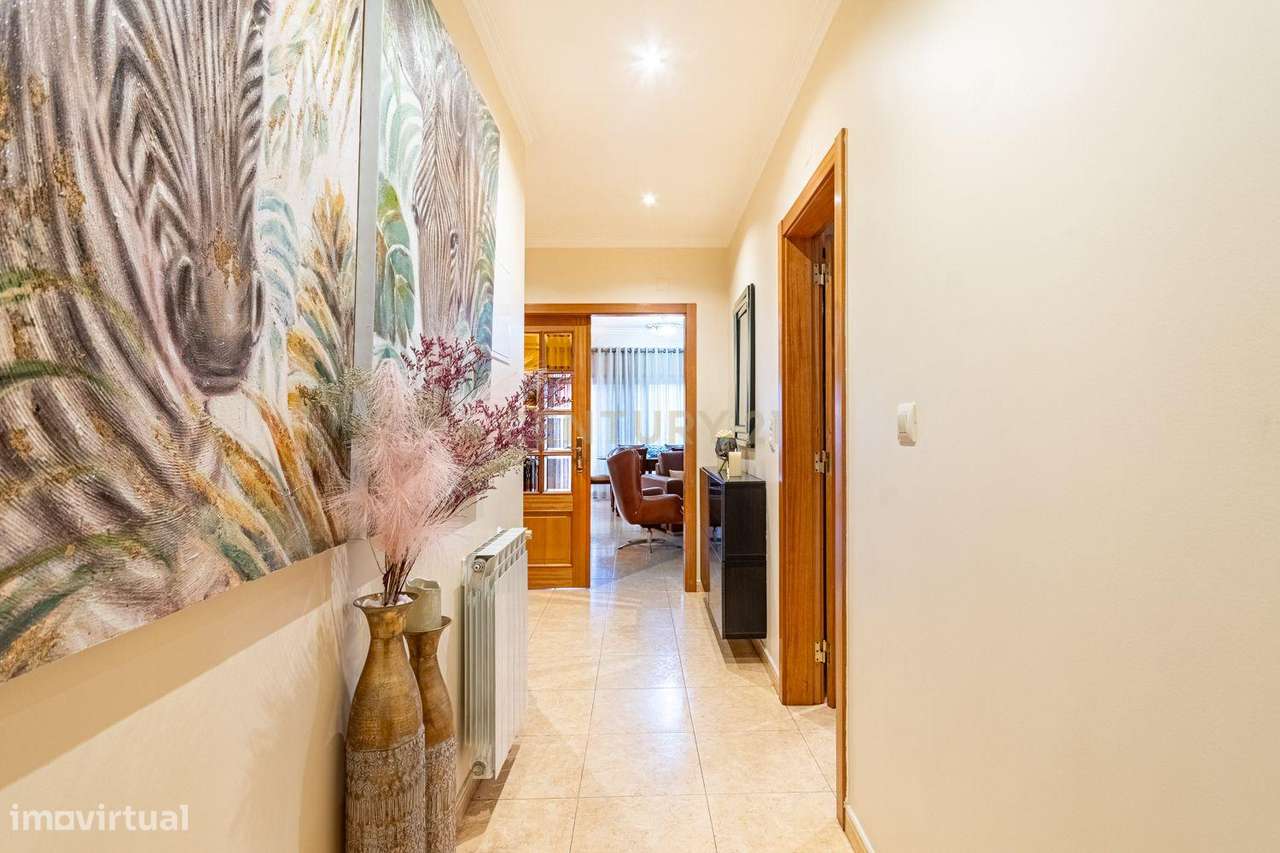 T3 com duas varandas na Rua Pulido Valente Colinas do Cruzeiro-19