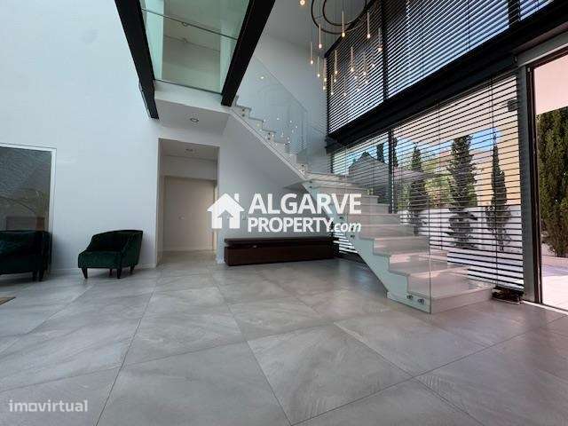 Moradia geminada V5 em zona residencial junto do aeroporto e da praia - Grande imagem: 4/43